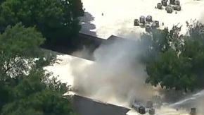 Las llamas y el humo consumieron una de las unidades de los apartamentos Greenridge Place.