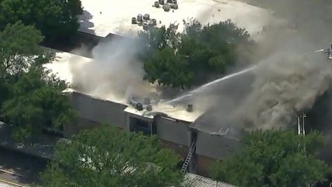 Las llamas y el humo consumieron una de las unidades de los apartamentos Greenridge Place.