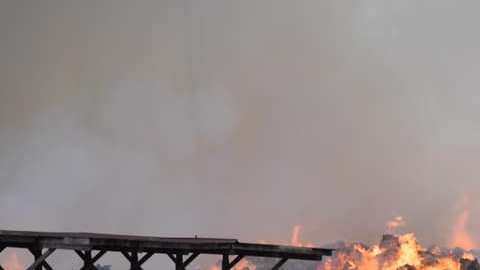 Imágenes del incendio en un lugar donde se acumulaba el heno en una granja lechera de Chino.