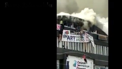 Escaparon del incendio y se aventaron de edificio.