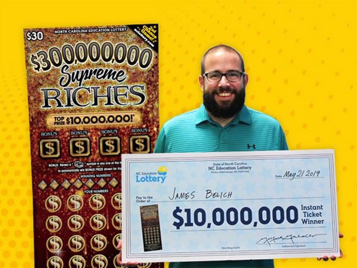James Belich con su premio de lotería. Cortesía Lotería de Carolina del Norte