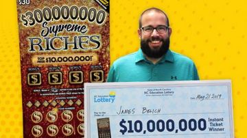 James Belich con su premio de lotería. Cortesía Lotería de Carolina del Norte