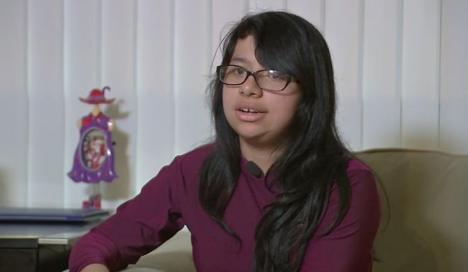 Jaqueline Martínez, de 19 años, se encuentra con la difícil tarea de cuidar de sus hermanas de 14 y 11 años. Ambas tienen autismo.