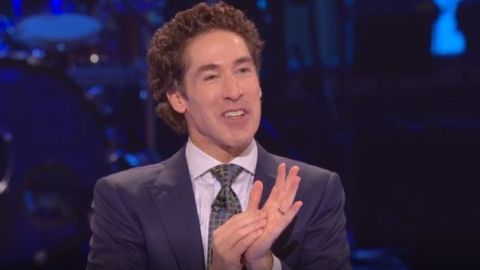 Joel Osteen dice que no pide dinero a cambio de oraciones.