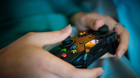 Las empresas les pagan este dineral para que jueguen sus videojuegos y de esta forma los promocionen con su audiencia.