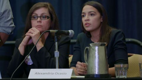 Paula Jean Swearengin y Alexandria Ocasio-Cortez en "Knock down the house"