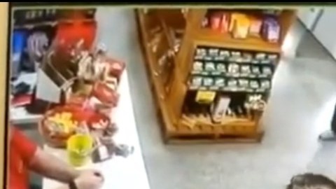 La mujer disparó al sujeto que tenía a su esposo amagado con una pistola.