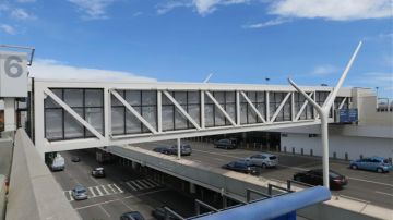 LAX comienza la transformación del área Terminal Central con remoción de puente peatonal.