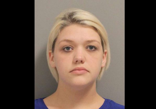 Kelsie Rochelle Koepke de 25 años, apareció en corte el martes para escuchar los cargos que se le imputaron por una relación inapropiada con un estudiante. 