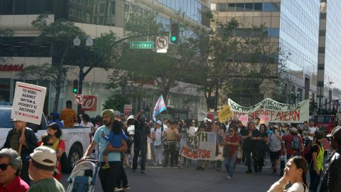 En las calles de Oakland se dio una marcha por justicia y mejoras laborales el 1 de mayo de 2019. (Fernando A. Torres / La Opinión de la Bahía)