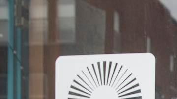 Jóvenes abrazan a Mark Redmond