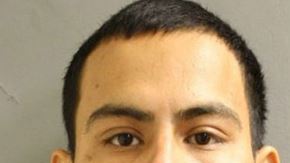 A Martín Vela se le han imputado cargos de asesinato pero las autoridades lo siguen buscando.