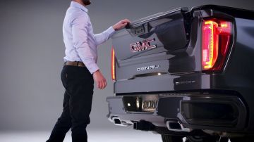 La "MultiPro tailgate" (puerta trasera multi-funciones) viene como estándar en los modelos GMC Sierra SLT y Denali
