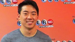 Jing Jung fue con su hijo a buscar el premio. Cortesía Powerball