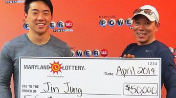 Jing Jung fue con su hijo a buscar el premio. Cortesía Powerball