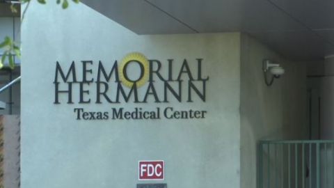 Un trabajador administrativo del Hospital Memorial Hermann ha sido acusado de haberse robado información financiera.