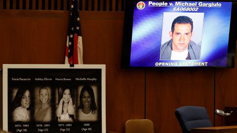 Fotos de las víctimas y de Michael Gargiulo, en la foto de la derecha, durante la declaraciones iniciales del juicio en Los Ángeles, California.