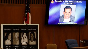Fotos de las víctimas y de Michael Gargiulo, en la foto de la derecha, durante la declaraciones iniciales del juicio en Los Ángeles, California.
