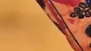 La mano del matador Morante de la Puebla y la testuz del toro de la ganadería Jandilla en la Feria de Sevilla