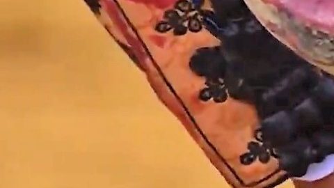 La mano del matador Morante de la Puebla y la testuz del toro de la ganadería Jandilla en la Feria de Sevilla