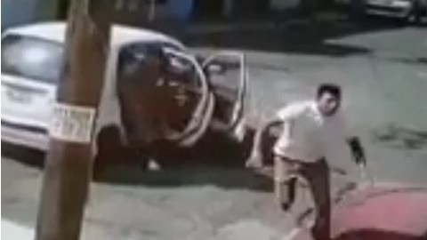 La mujer logra escapar de los criminales.