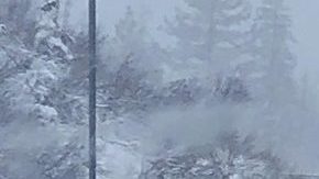 Las autoridades de Truckee, California, alertaron a los ciudadanos por los peligros de la nieve que ha caído en cantidades inusuales en mayo.