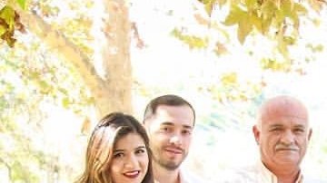 Noemí Amezcua junto a su esposo, hijos y demás familiares. (Suministrada)