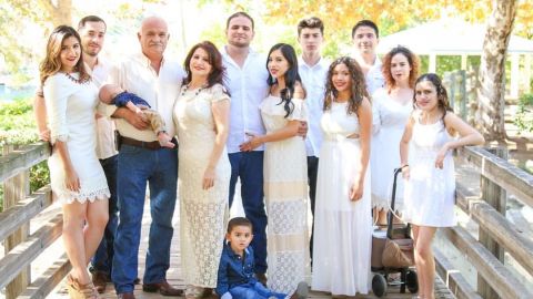 Noemí Amezcua junto a su esposo, hijos y demás familiares. (Suministrada)