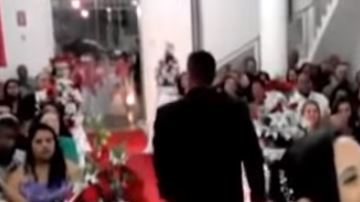 La novia se veía nerviosa ante la "decisión" de su pareja.