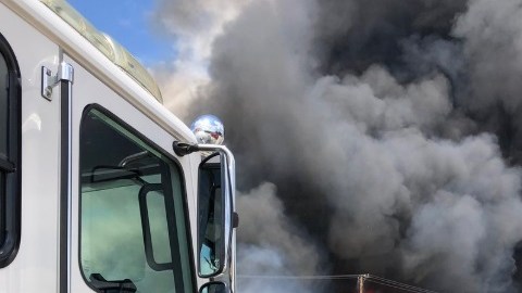 El incendio fue reportado ayer a la 1:14 pm cerca del aeropuerto internacional de Ontario.
