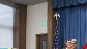 Gavin Newsom y su pareja,  Jennifer Siebel Newsom, anuncian la Agenda de los Padres junto con los miembros del Comité Legislativo de Mujeres.