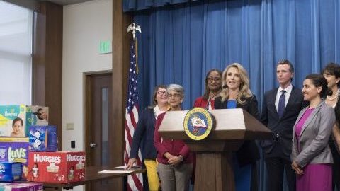 Gavin Newsom y su pareja,  Jennifer Siebel Newsom, anuncian la Agenda de los Padres junto con los miembros del Comité Legislativo de Mujeres.