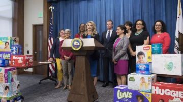 Gavin Newsom y su pareja,  Jennifer Siebel Newsom, anuncian la Agenda de los Padres junto con los miembros del Comité Legislativo de Mujeres.