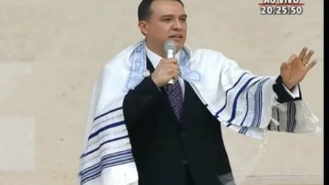 El pastor aseguró que obtendrían gran recompensa con esa acción.
