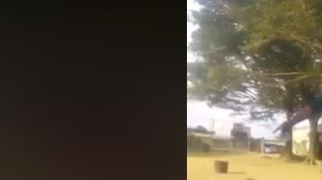 El hombre se retorcía intensamente hasta que algo ocurrió sorpresivamente.