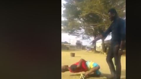 El hombre se retorcía intensamente hasta que algo ocurrió sorpresivamente.