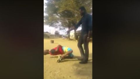 El hombre se retorcía intensamente hasta que algo ocurrió sorpresivamente.