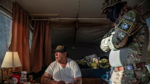 Hopkins ha tenido papel protagónico en el grupo fronterizo Patriotas Unidos Constitucionales.