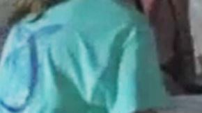 La familia del perro lo cargo al carro para llevarlo a un veterinario luego de que los sospechosos huyeran de la escena.