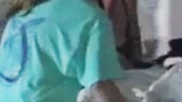 La familia del perro lo cargo al carro para llevarlo a un veterinario luego de que los sospechosos huyeran de la escena.