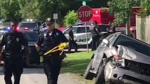 La persecución terminó sobre la calle Englewood a la altura de Cavalcade.