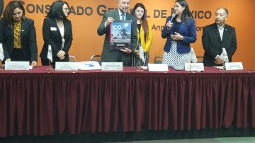 Cónsul Carlos García de Alba recibe un reconocimiento del estado de Colima. (Suministrada)