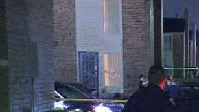 Cuando los policías le pidieron al hombre que tirara su pistola al piso, el hombre presuntamente les dijo a los oficiales “denle”.