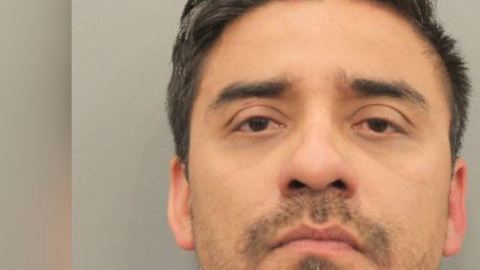 Moisés Saldaña, de 37 años, se encontraba levantando una prostituta en un restaurante Burger King.