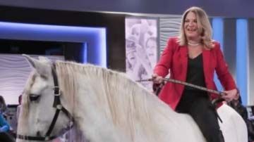 En uno de los episodios,  Ana María Polo aparece montada en un caballo.