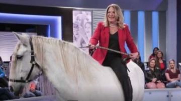 En uno de los episodios,  Ana María Polo aparece montada en un caballo.