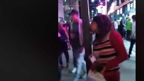 La chica se comió a besos al poste, pensando que era su novio.