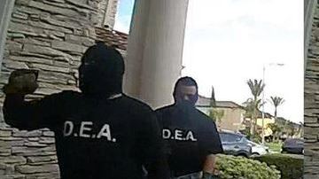 Las autoridades piden cualquier información que se pueda tener sobre los hombres captados en el video.