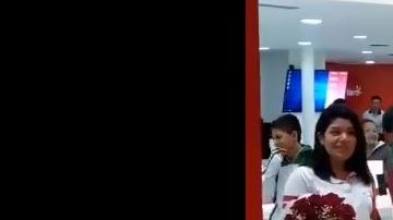 La joven no tomó de buena manera este romántico detalle.