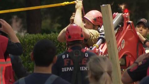 Bomberos de Klein rescatan a hombre atrapado en zanja.